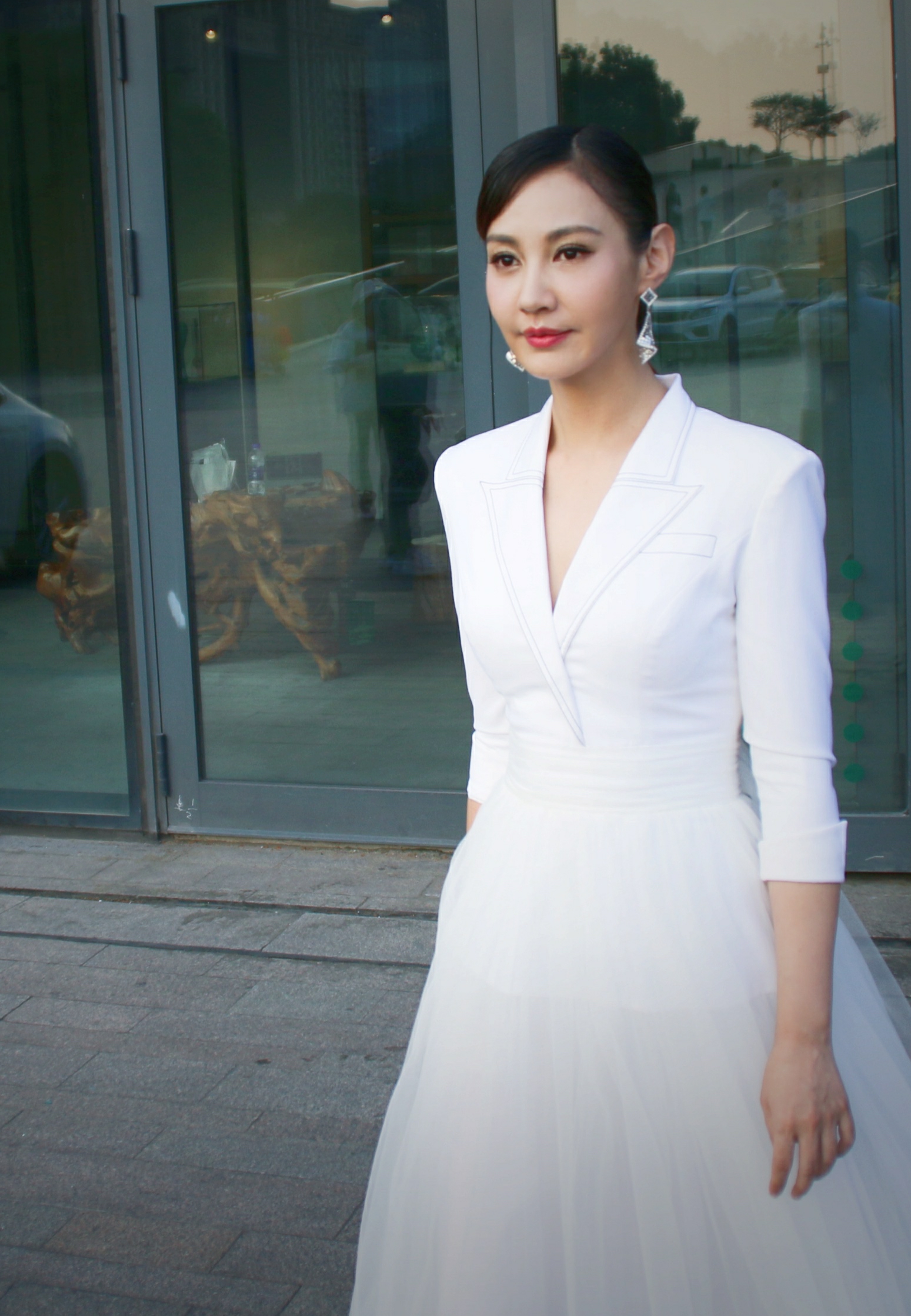 杨雪出席无忧之夜盛典 白色西装纱裙气质卓越