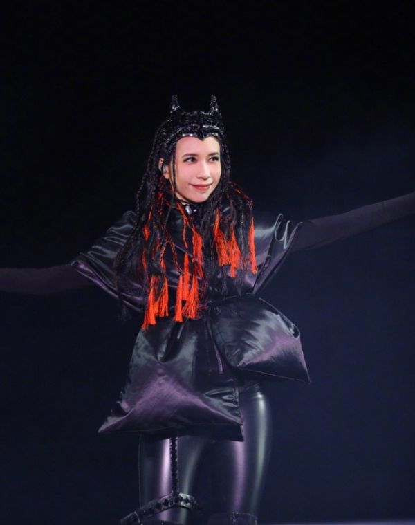 价值3千万的腿长啥样?当莫文蔚穿上过膝靴,就像穿袜子一样