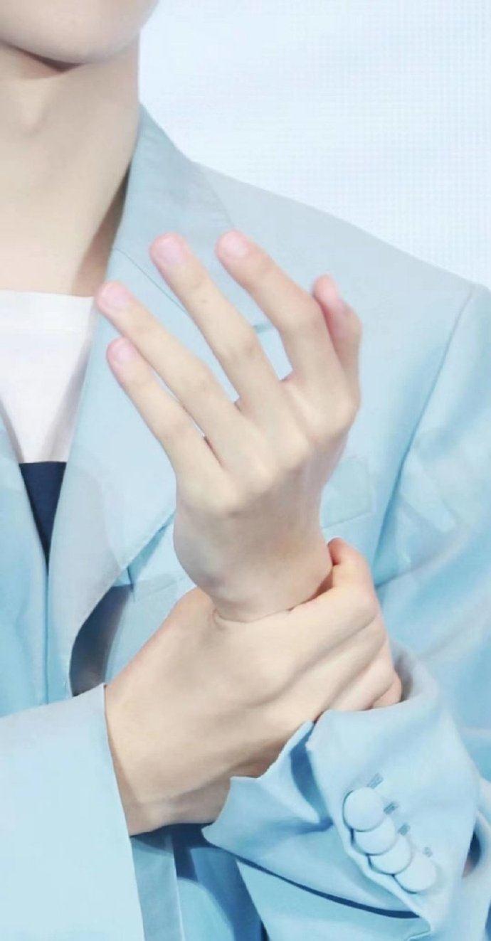 王一博骨节分明的手实在是手控们的最爱啊.