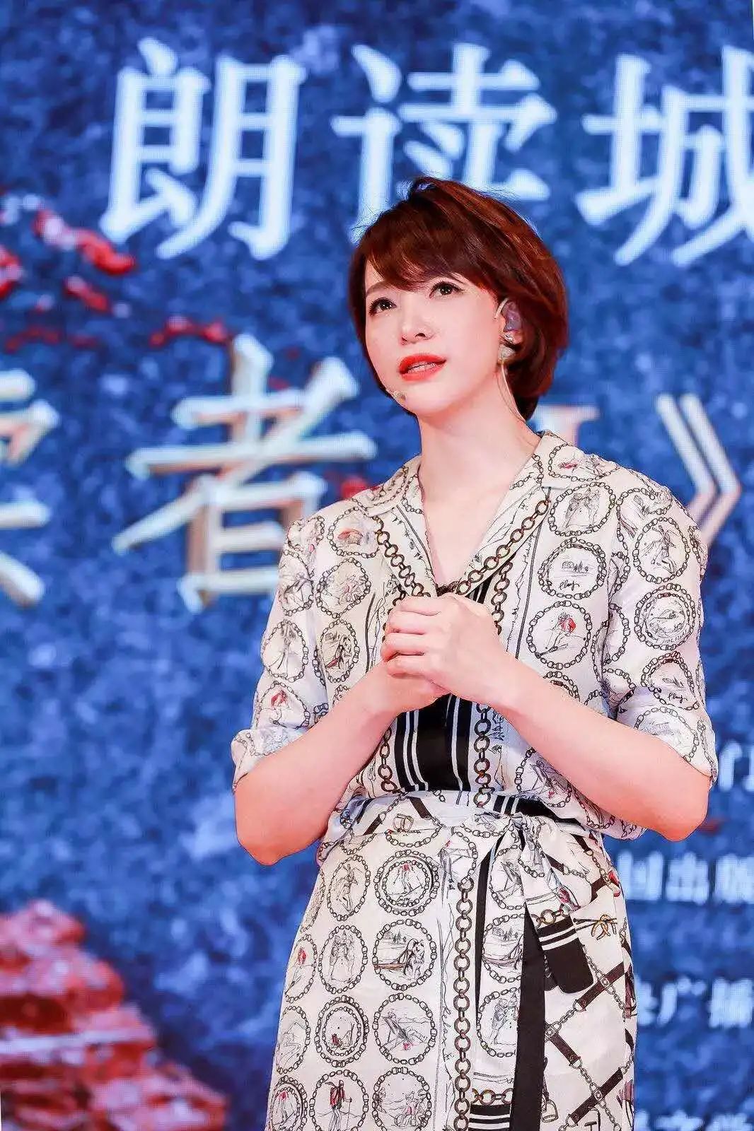 厦门|47岁董卿扎丸子头现身,穿拼接衬衣优雅文艺,生图曝光真实身材