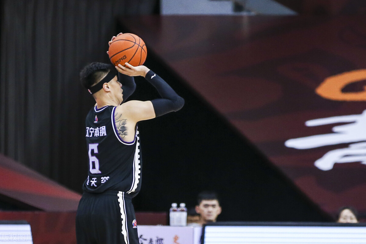 惨败之夜难掩一人落寞,全场苦坐冷板凳,新赛季恐遭杨鸣弃用_贺天举