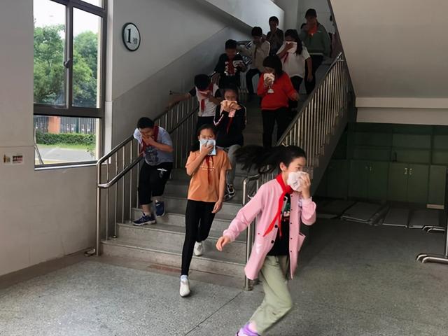 江苏省无锡市新洲小学建设平安校园安全伴我成长