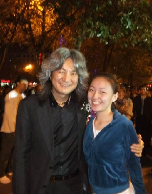 傅艺伟表示现场被抓的三人都吸了(包括傅艺伟的妹妹,表姐黑婧环),她