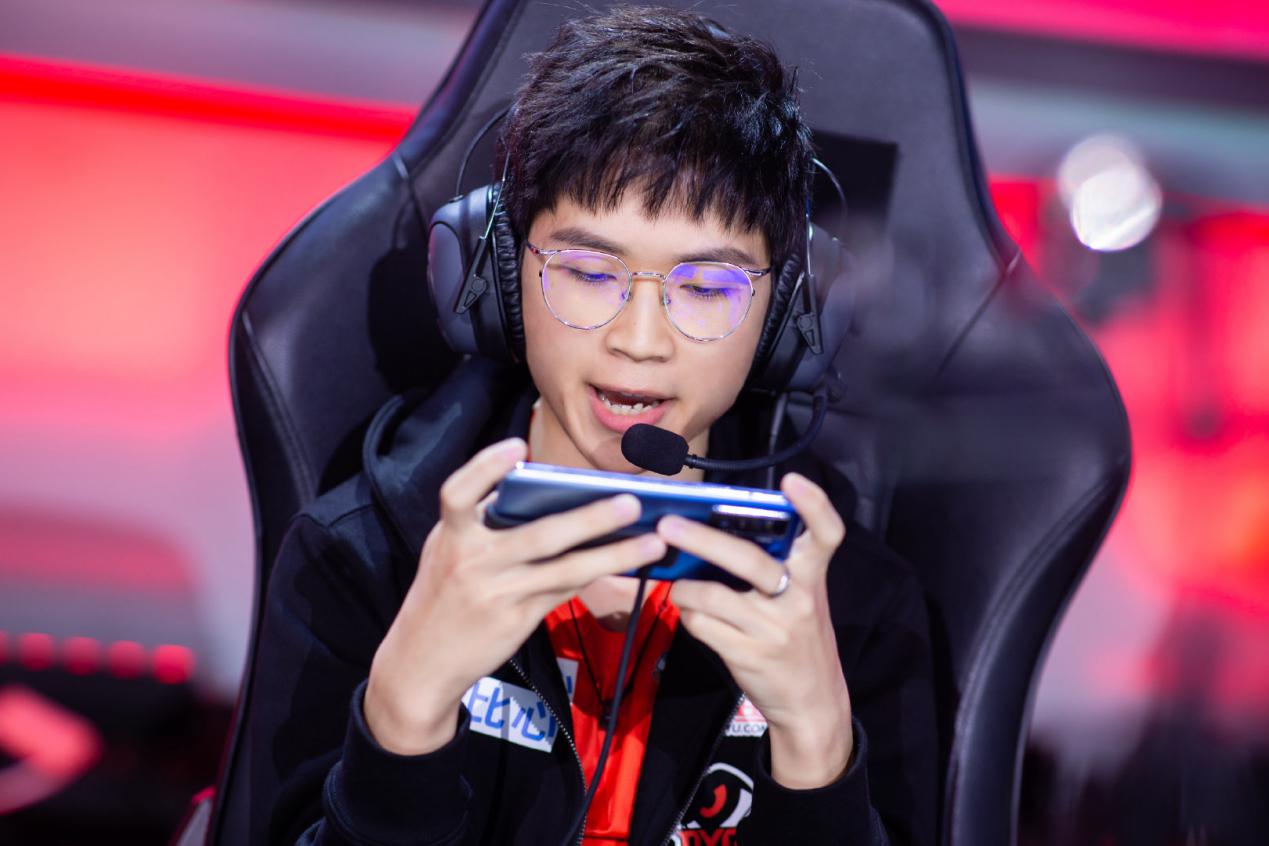 原创kpl久诚地位这么高,和教练平起平坐?吸取教训这次争取不吵架