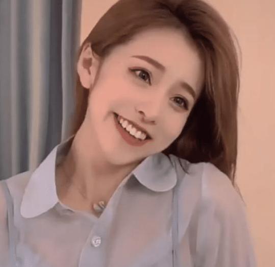 原创刘思瑶受方脸影响被打回原形蹭别人视频却不料被对方颜值压倒