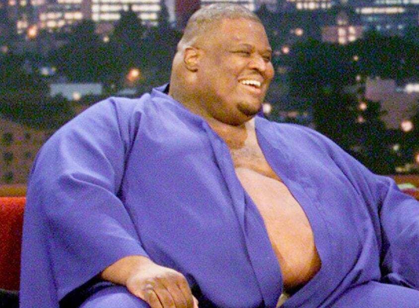 原创800斤黑人相扑王娶小20岁嫩模婚后一年去世娇妻继承千万遗产