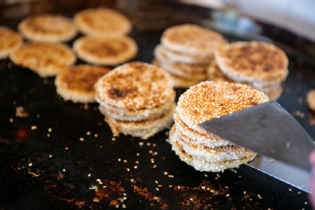 早上好苏州吴江同里古镇游玩走过泰来桥时尝一口精致小饼吧