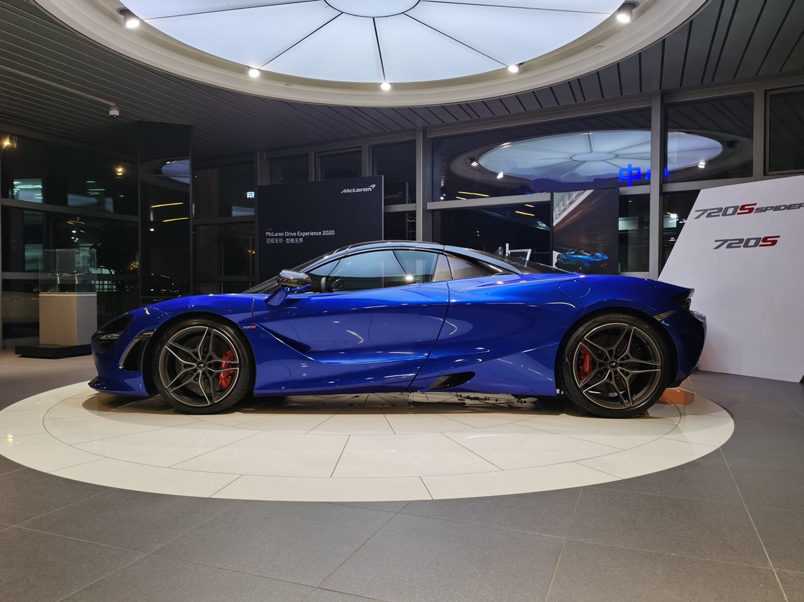 最新款迈凯伦720sspider蓝外黑红
