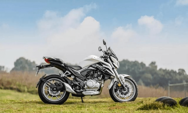 力帆 kp350是力帆品牌在国内市场非常重视的一款街车,依托其卓尔不群