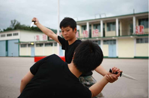 为啥军人都喜欢反握匕首,而不法分子却正握?原来我们都搞错了!
