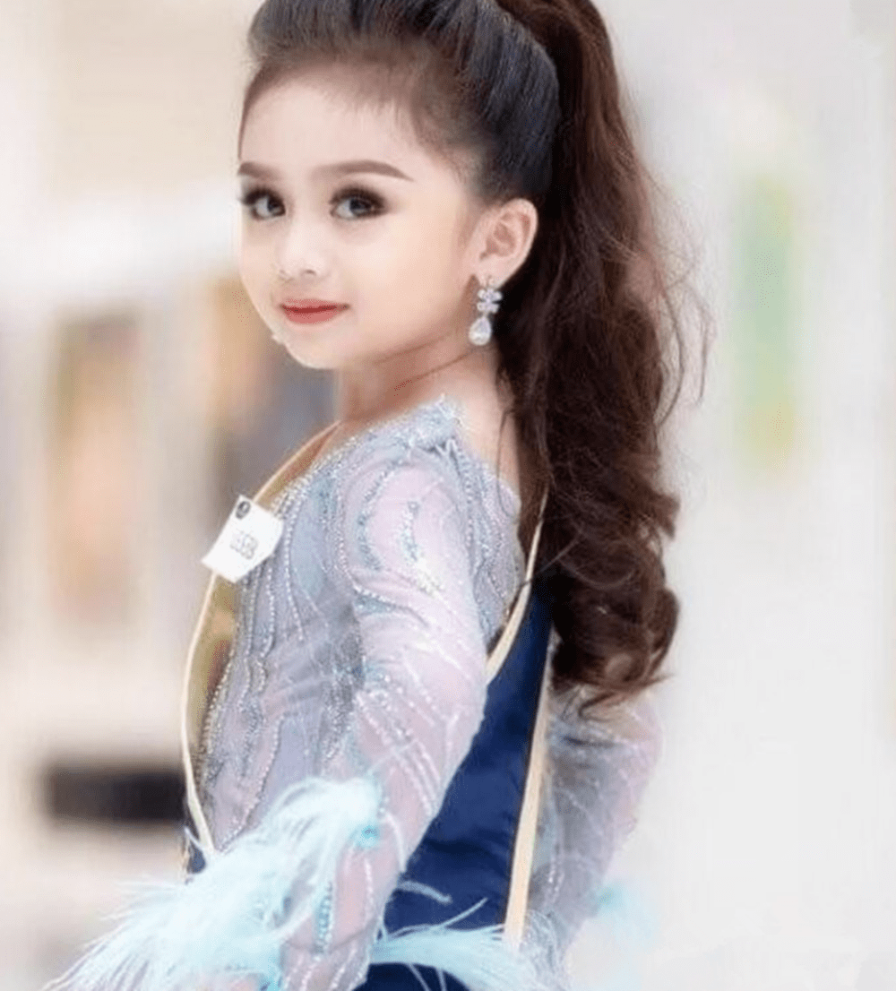 6岁女孩浓妆高跟获选美冠军,气场强大却受争议:泰国"谢大脚"_手机搜狐