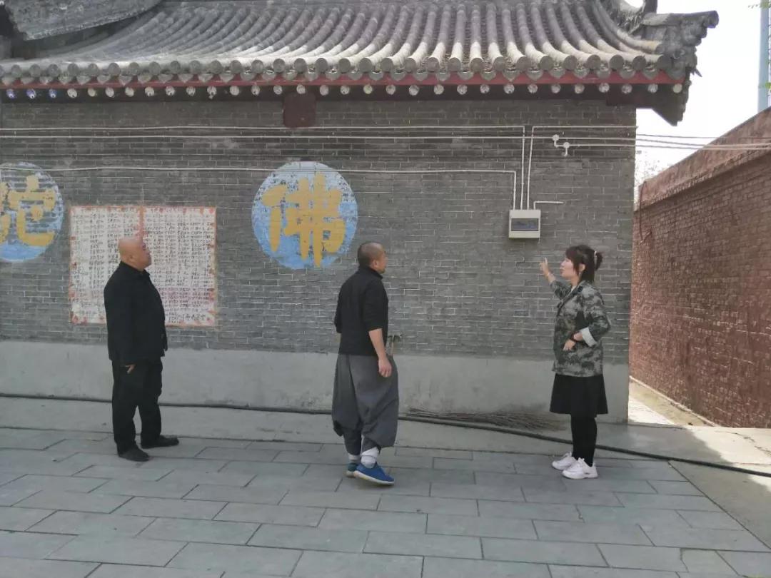 街道党工委委员,组宣员刘燕在南固碾千寿寺检查寺庙线路整改情况街道
