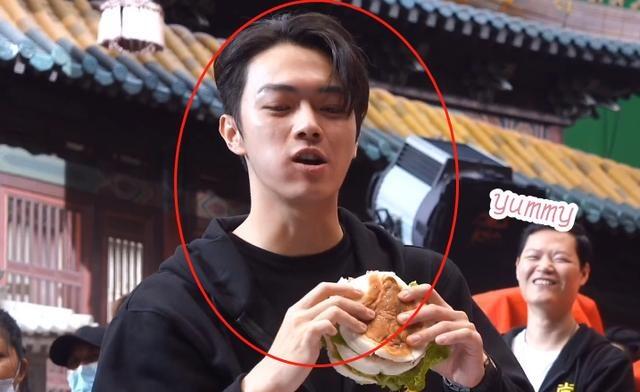 于正尚食开机许凯吴谨言吃同个汉堡失去美颜的五官很真实