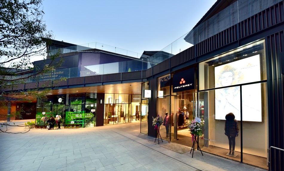 北京这条购物街真时尚游客量非常多还被评定为国家级购物中心