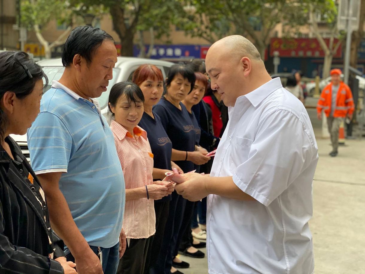 高海军在中秋佳节前夕慰问一线环卫工人和物业保洁工并