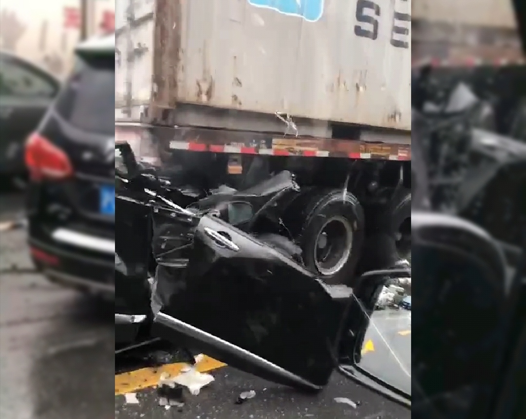 上海一辆哈弗h6猛烈追尾集装箱卡车,驾驶室被削平,司机当场身亡_手机