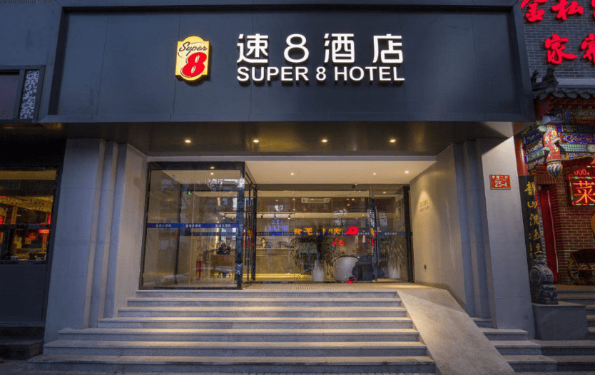 跨城市换工作面试期间是住旅馆好还是住同学那里更好