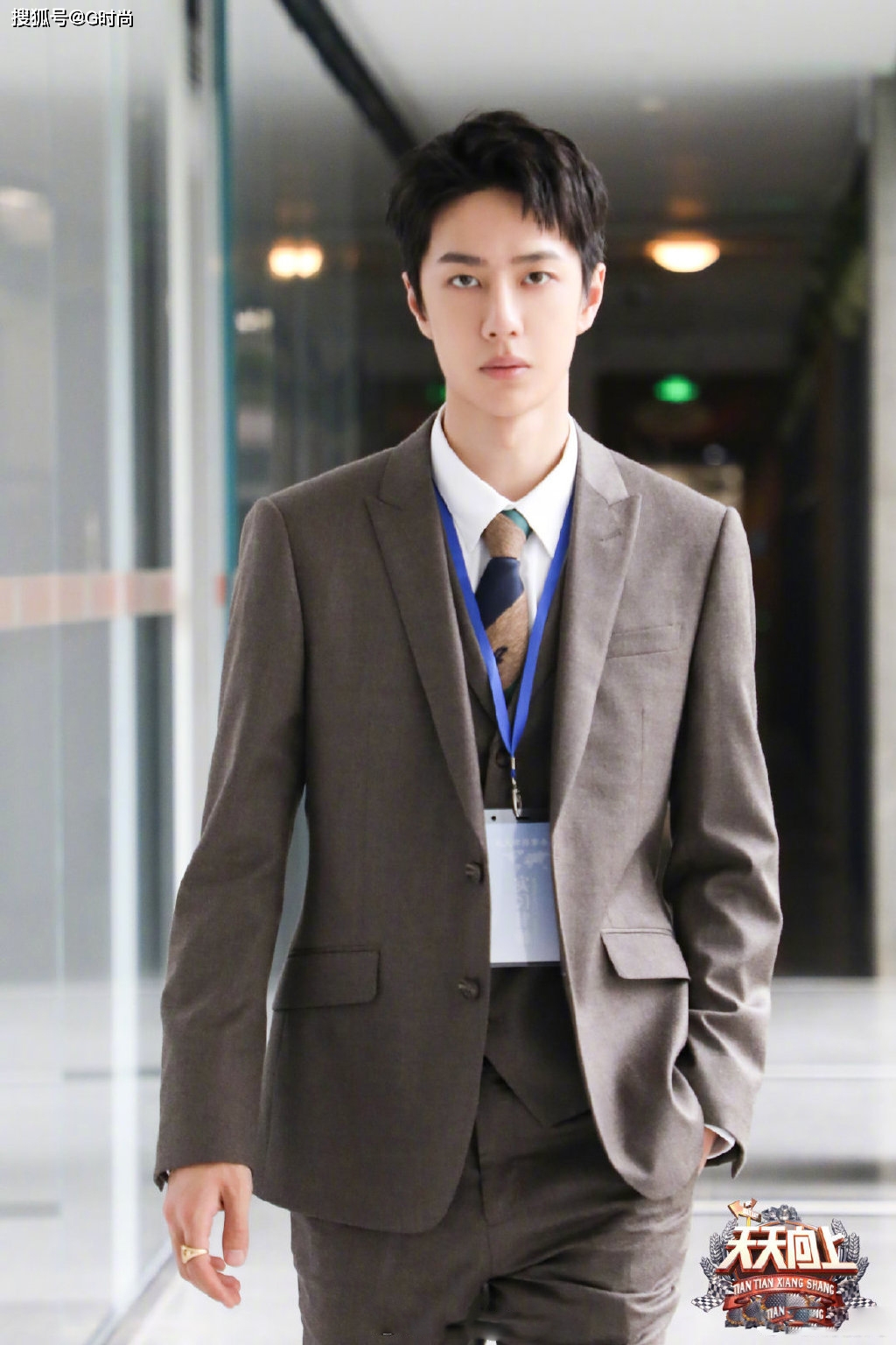 王一博天天向上预告照来袭~身着西装帅气有型