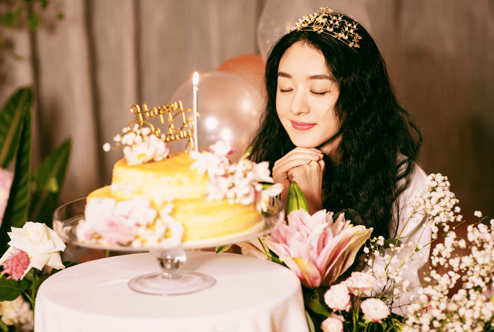 赵丽颖33岁生日头戴皇冠双手合十甜美许愿鲜花簇拥心情好