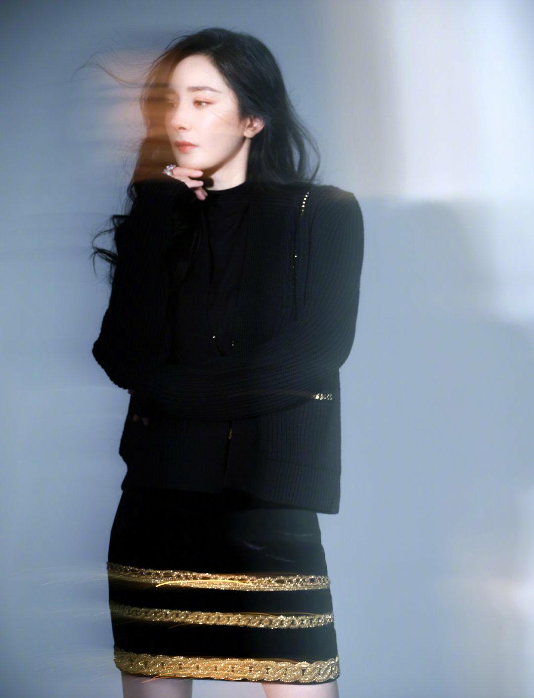 杨幂日常穿搭也高级宽松毛衣配亮片条纹半身裙显腿长更显气质