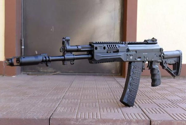 延续ak传奇的突击步枪俄制ak12是世界最著名的步枪之一