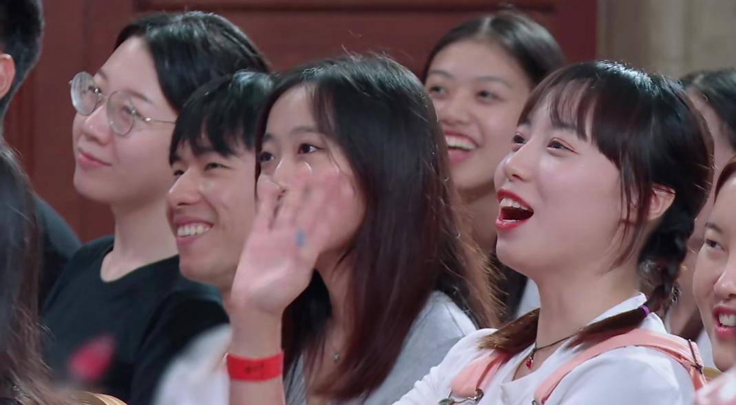 原创《德云斗笑社》女观众现场刨活,被粉丝网暴,当事人态度强硬