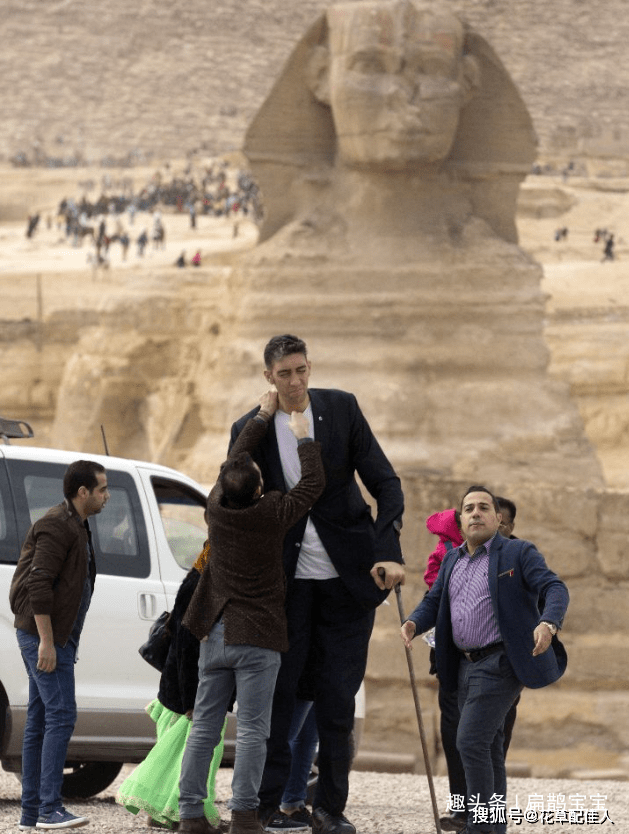 这是工作人员为苏丹·克森整理衣袖的场景,他的个子实在太高