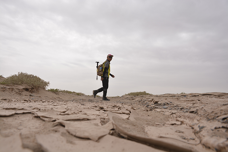 在沙漠戈壁中徒步挑战,看到漫无边际的黄沙,空旷无边的戈壁滩,不知何
