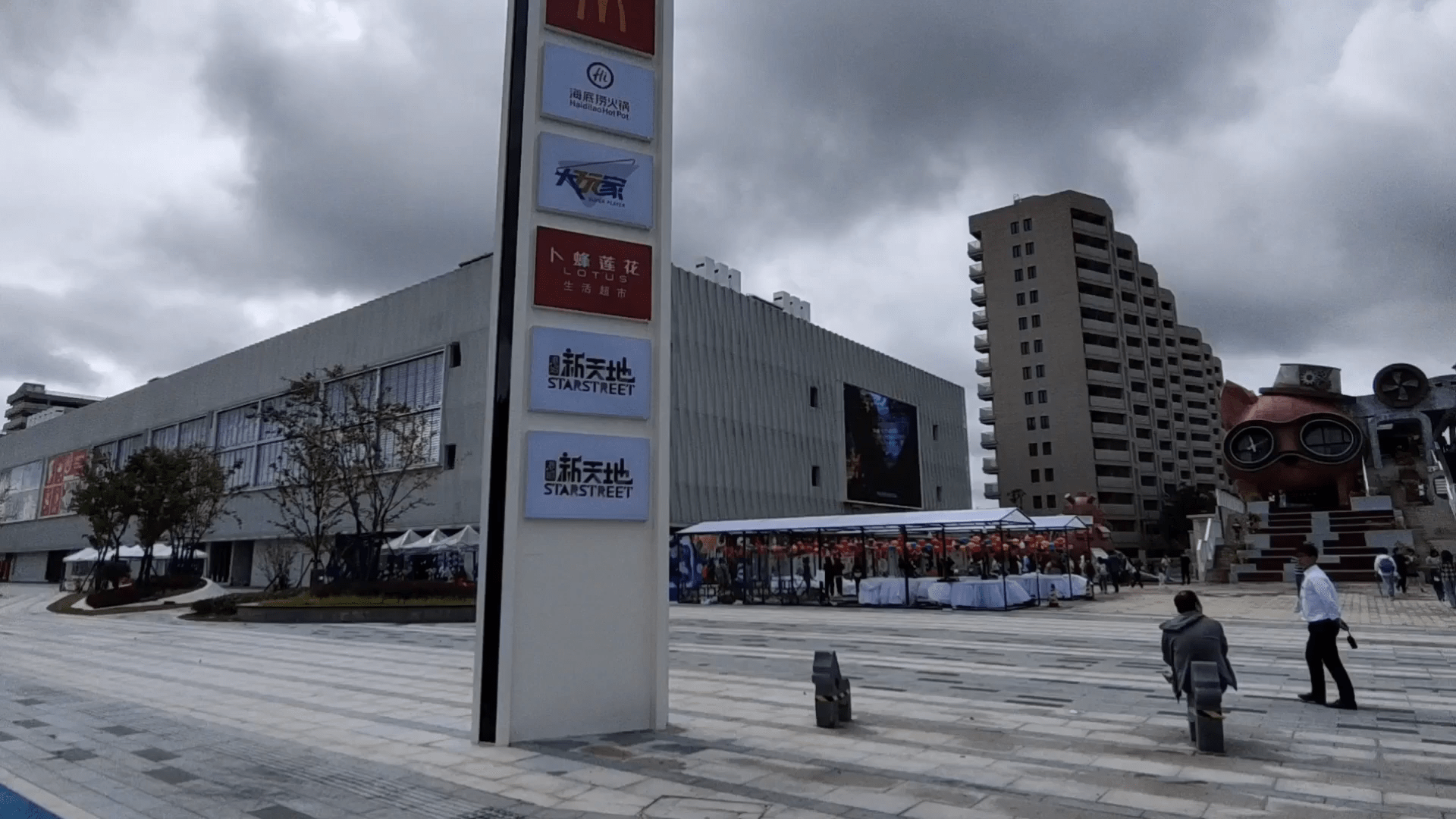 浦东新城滴水湖畔现代设计的港城新天地开放式区域热闹非凡