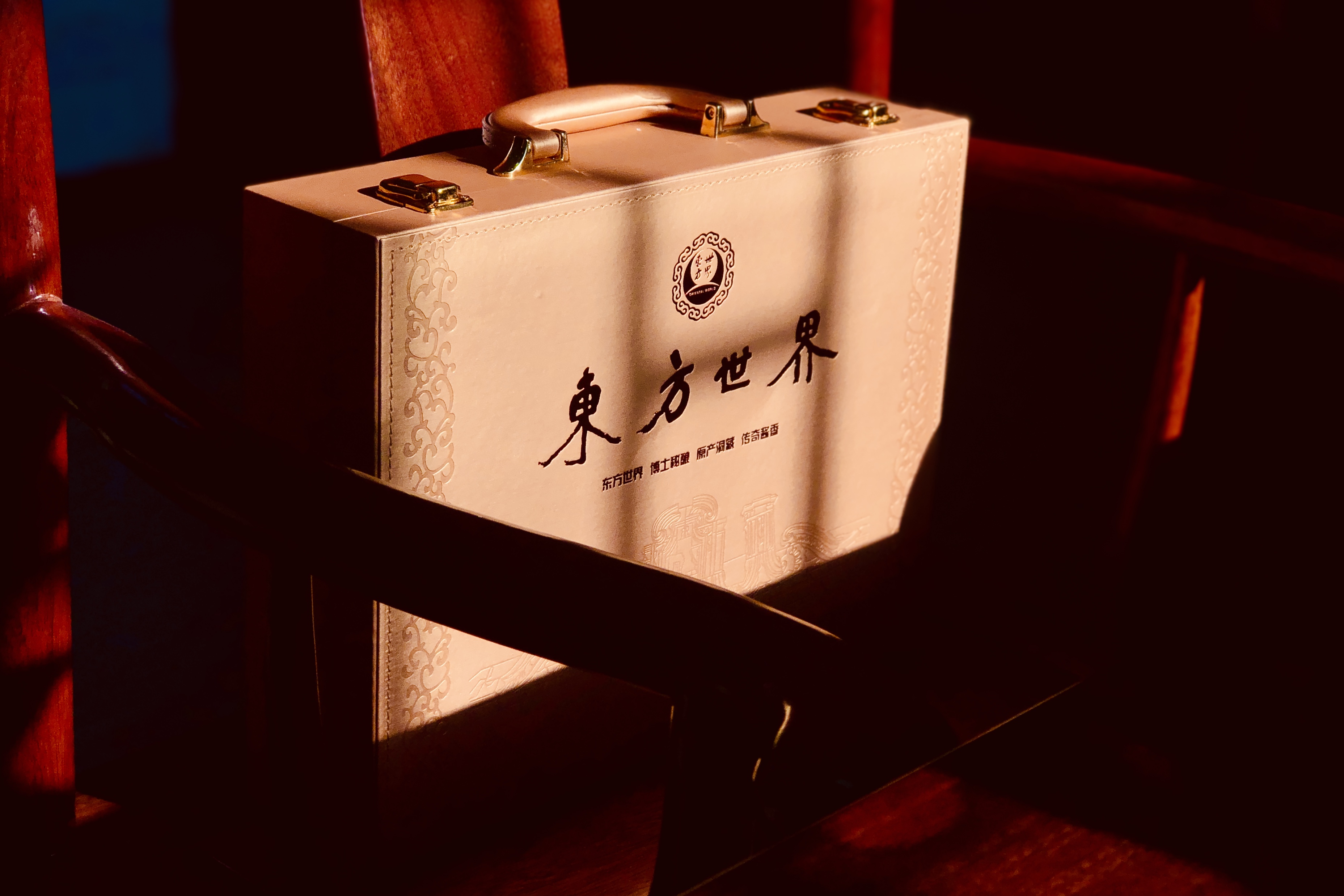 东方世界酒,博士秘酿,原产洞藏,传奇酱酒