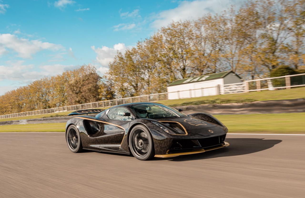 赛车同款的jps约翰·普莱尔特烟草公司的涂装,暗棕色的底色配合金色的