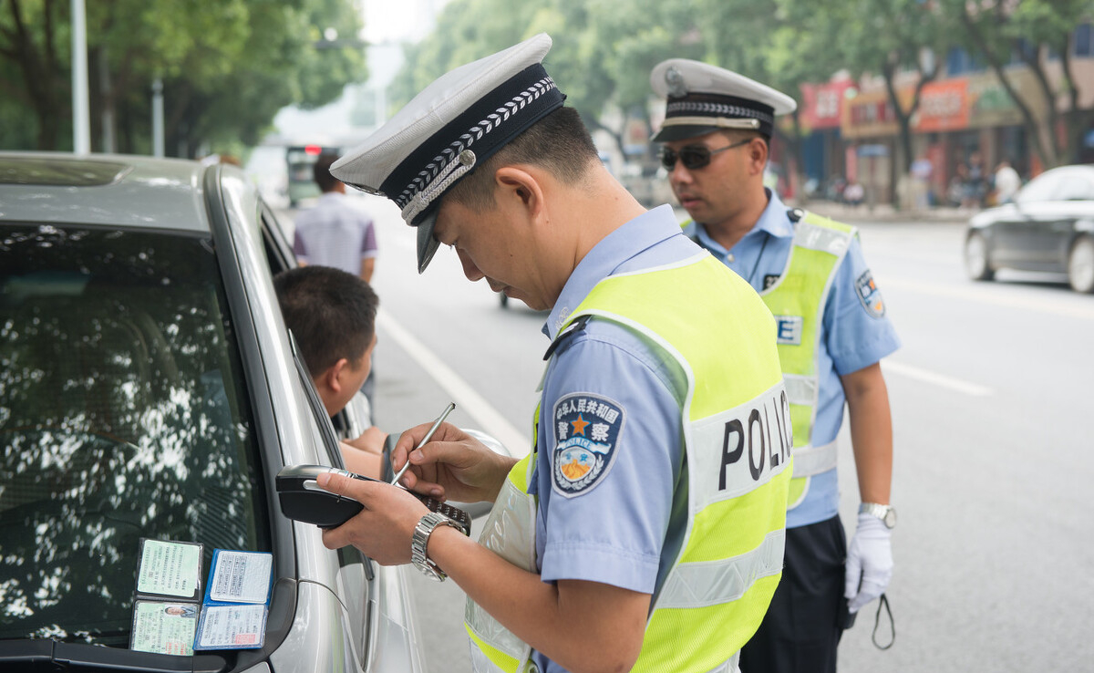 什么是交通辅警,所谓的交通辅警就是协助交通警察维护好所在区域的