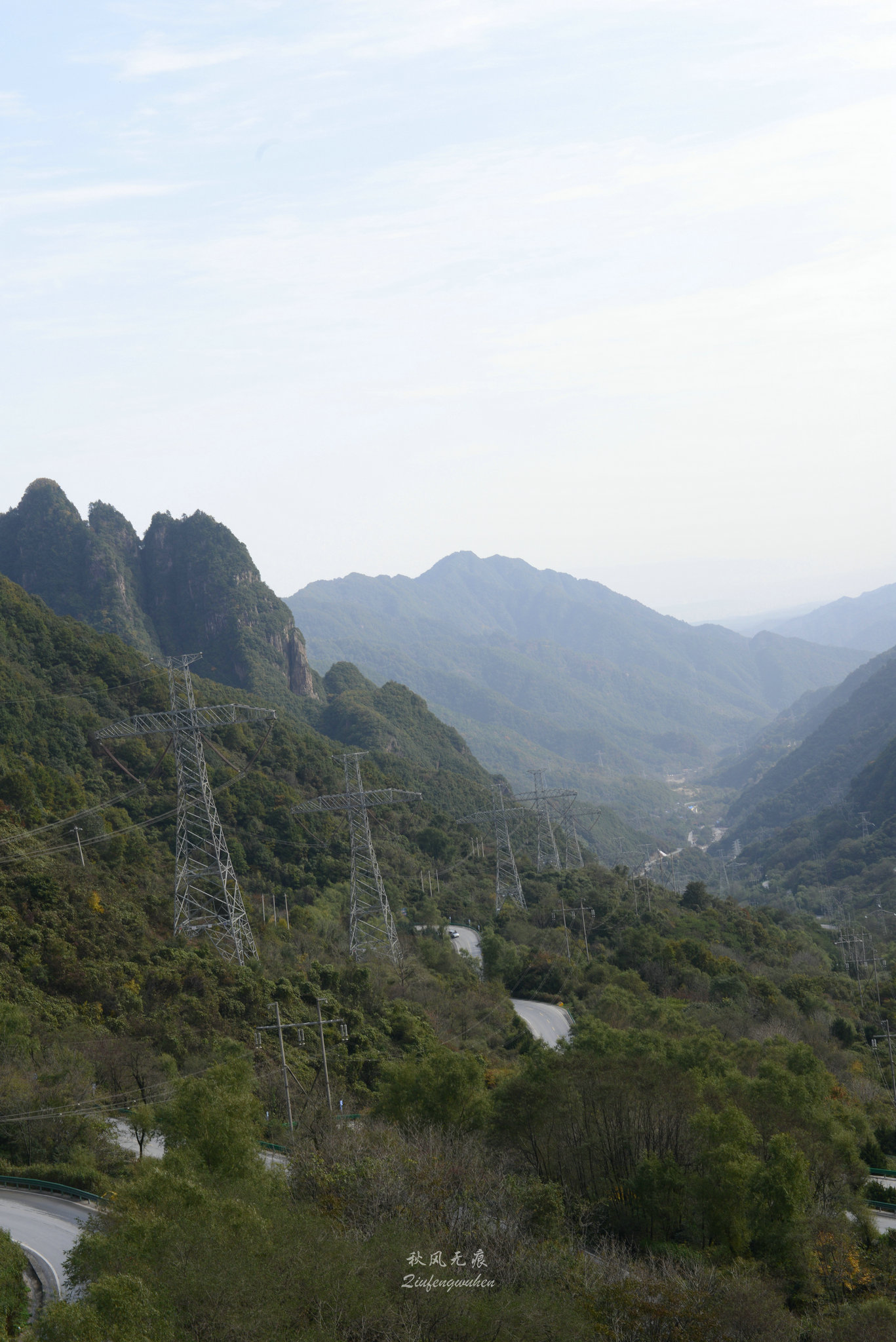 秦岭梁俯瞰壮观山谷间的大散关与蜿蜒的川陕公路