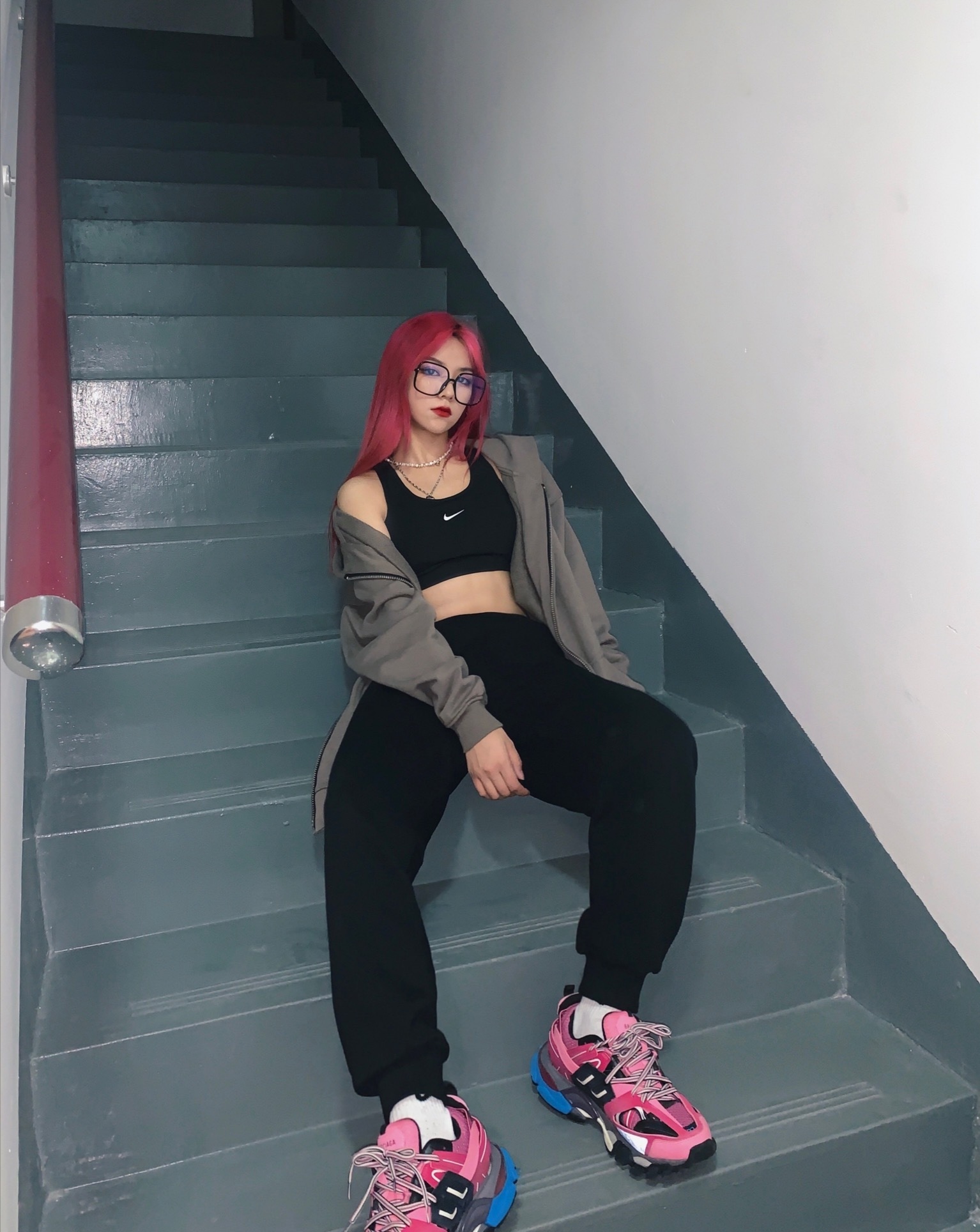 刀小刀也炫富晒美照故意秀鞋子配色太花哨一查价格8000块