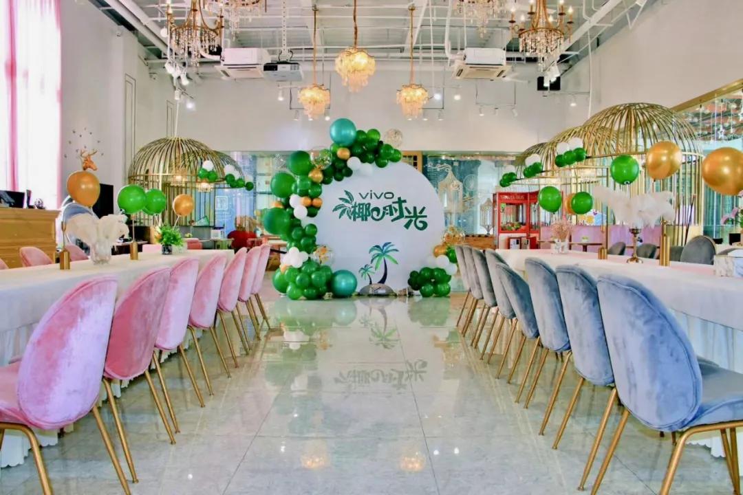 以绿色的背景色为气球场地布置活动开始,精心布置椰子鸡火锅现场客官