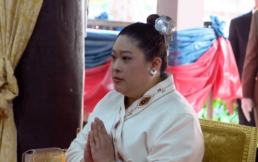 原创泰国200斤公主三段腰藏不住白衣搭彩色裙气质佳精致五官可惜了