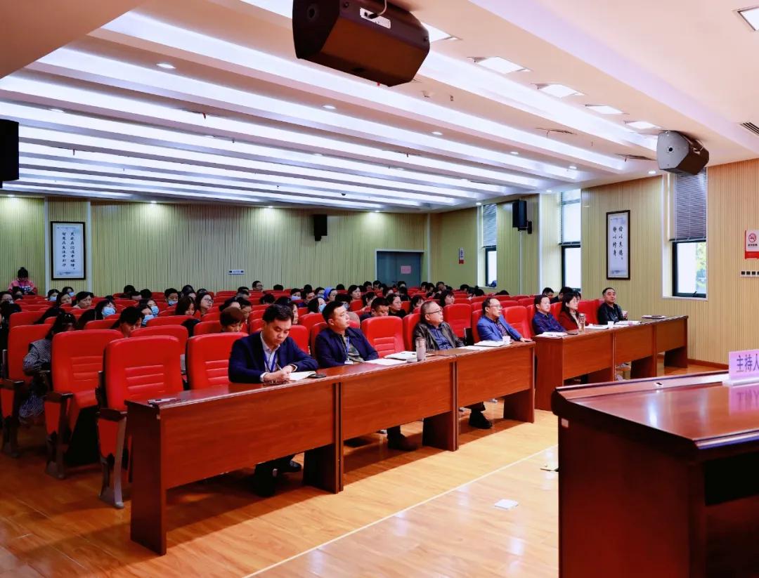 会议现场该院内自评共分成两大组进行,由副院长邹新强和朱志斌分别