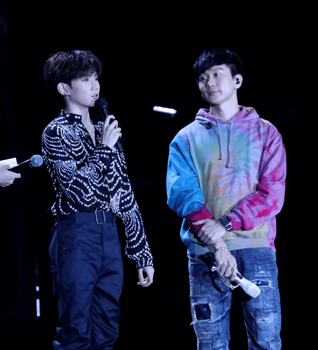 林俊杰线上听歌会,氪金大粉王源买1084张专辑,稳冲粉丝榜第一