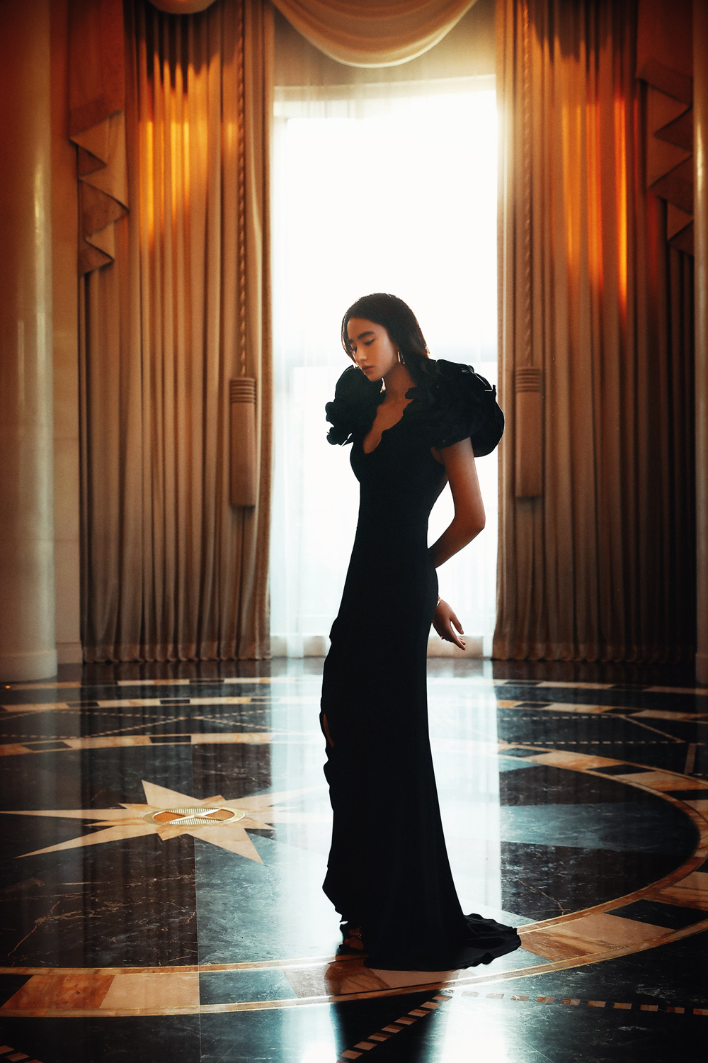 李宛妲化身"暗夜精灵"出席时尚晚宴 自信灵动引人瞩目