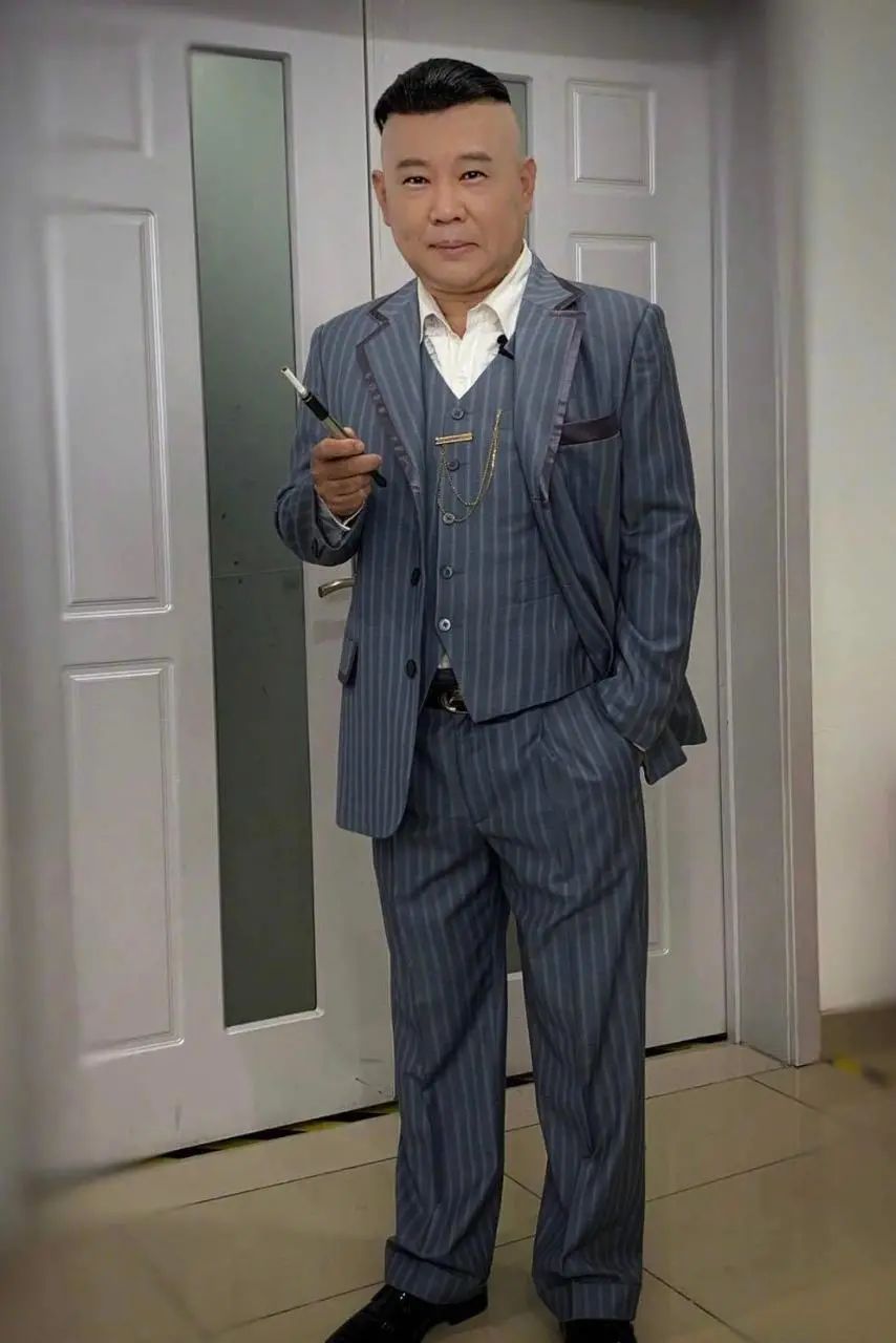郭德纲帅出新高度竖条纹西装搭大背头潮派大佬范十足