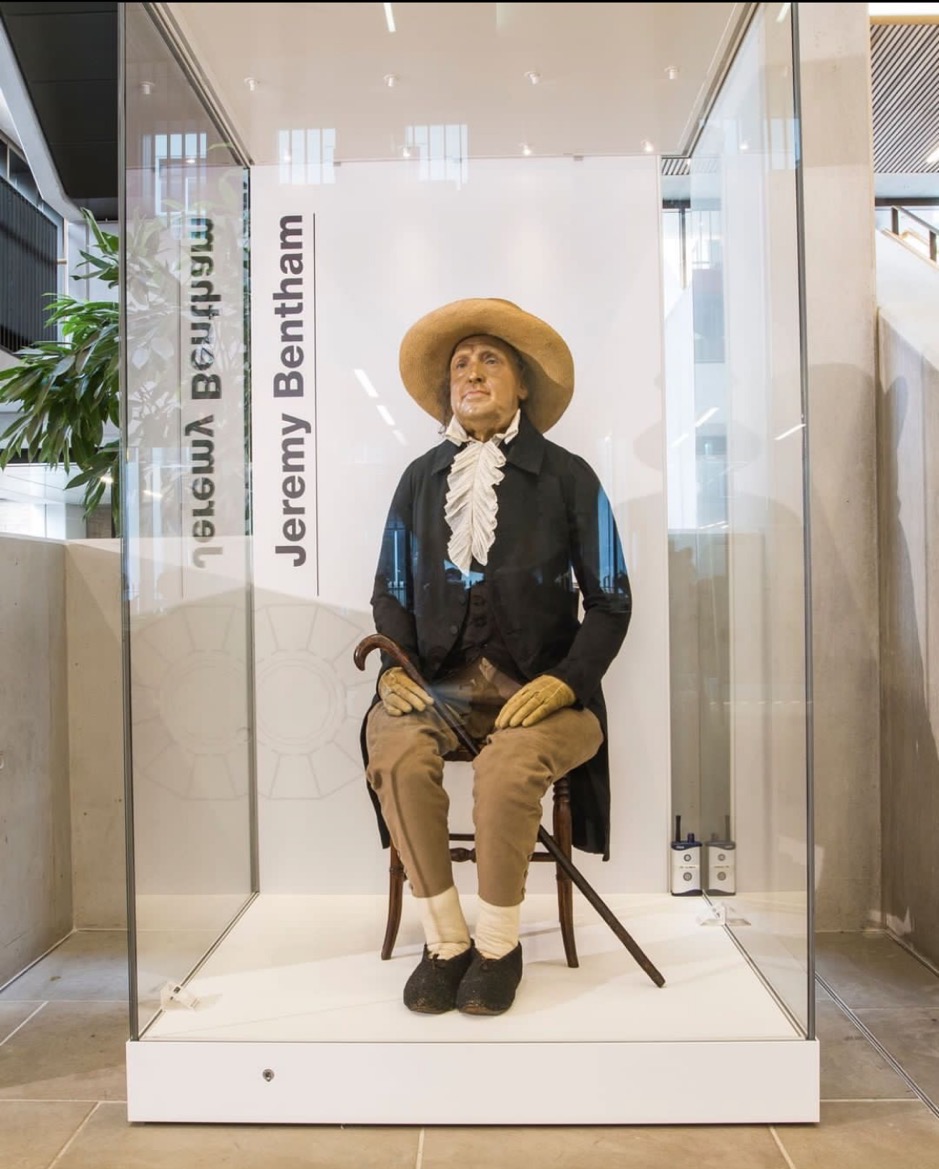 是常年坐在主楼里一直投赞成票的边沁遗体?还是诺贝尔得奖的常客?