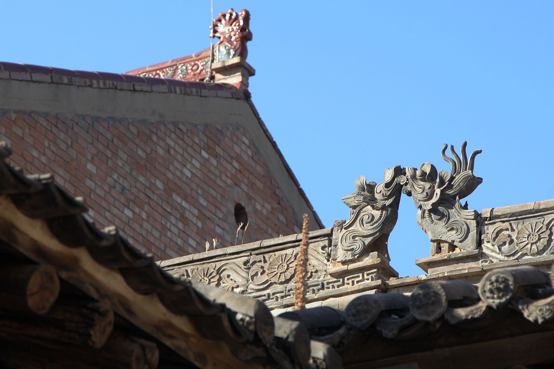 山西农村百年古门楼,砖雕图案有点怪10万不卖,大妈有话说