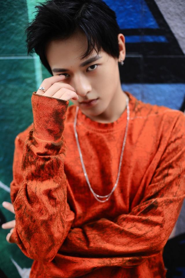 白澍被拍到与神秘美女牵手逛街十指紧扣超甜蜜疑似恋情曝光