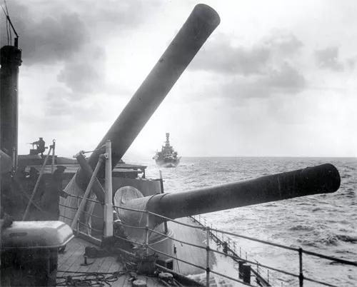 战列舰主炮有多大威力:406毫米炮弹对陆倾泻,直接轰平阵地