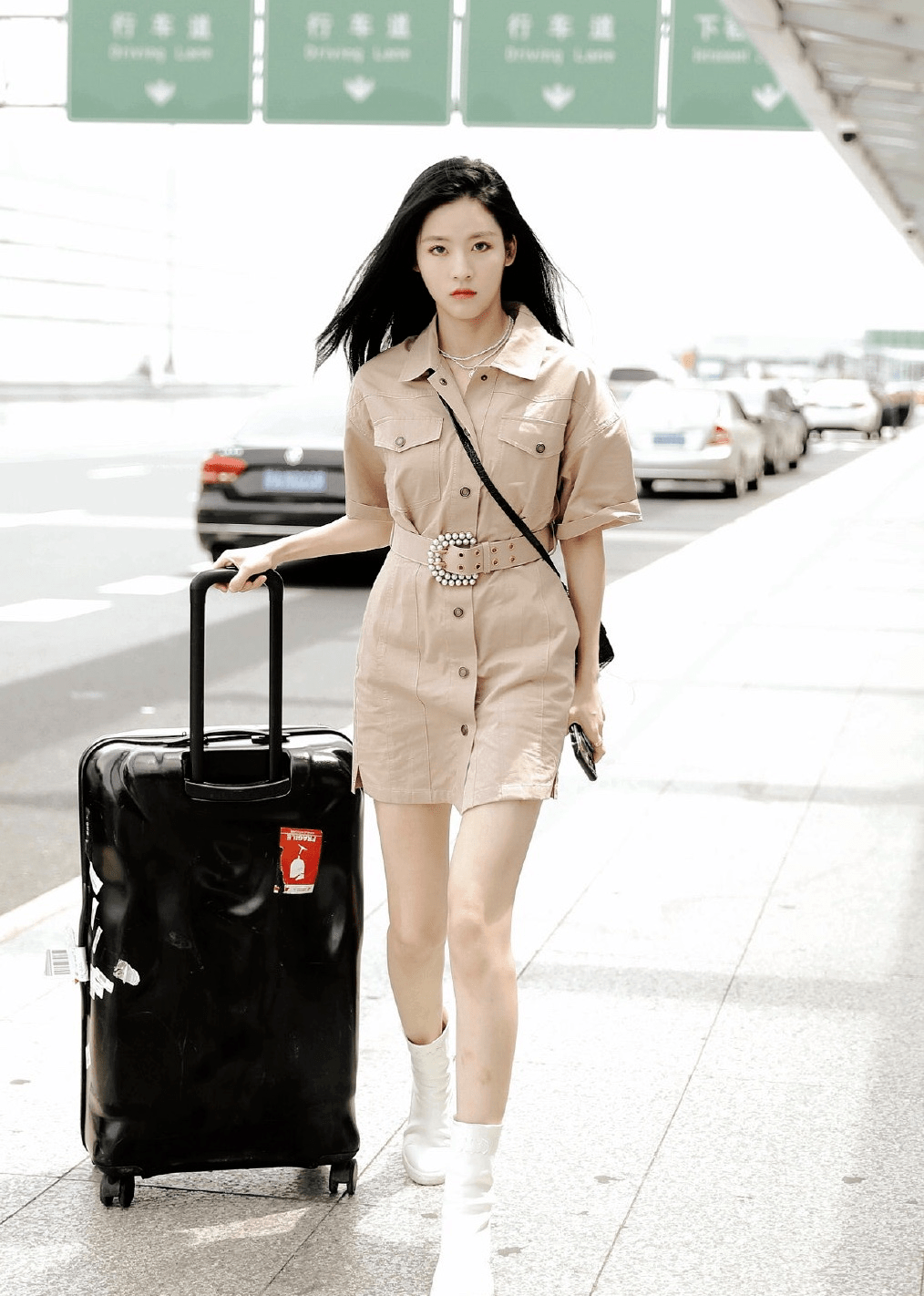 伊能静最近穿搭很低调一件黑色工装连衣裙走机场简约又高级