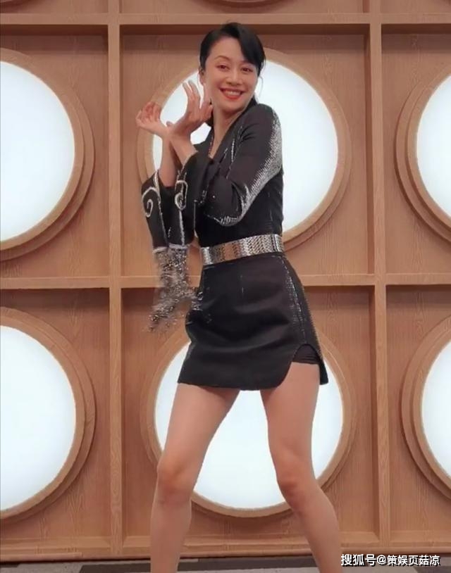 祝无双倪虹洁近照曝光,一身短裙大秀身材,出道多年不红原因心酸