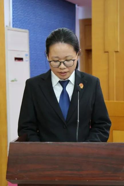 开发区法庭庭长张玲玲,执行局副局长仲正东代表部门作表态发言