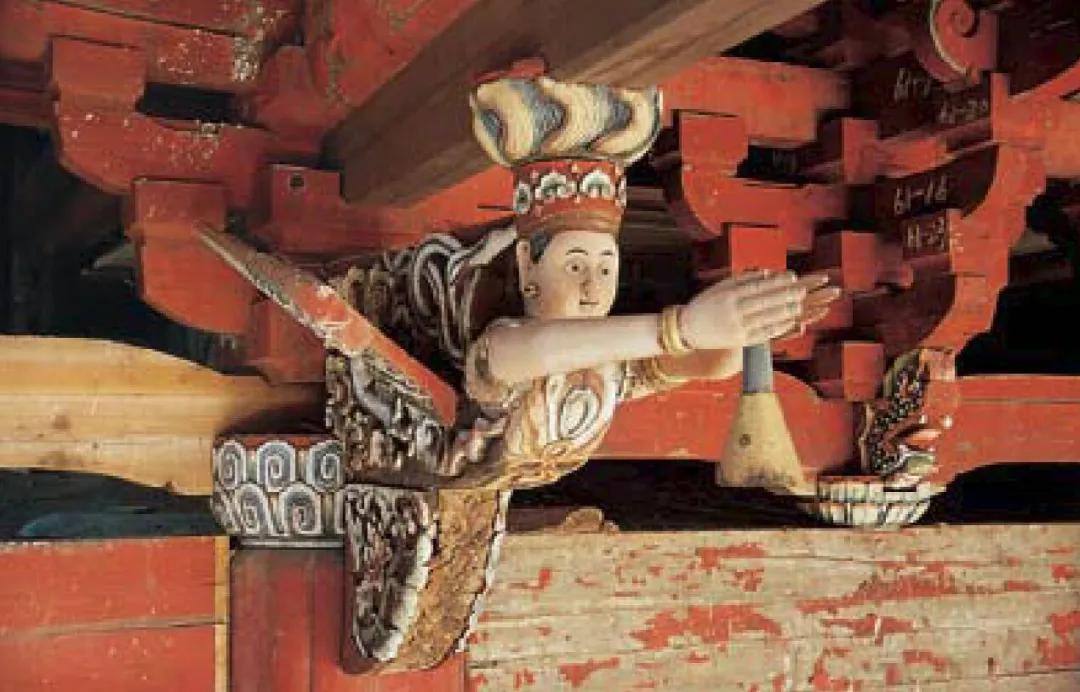 图2-8 开元寺"伎乐飞天"(方拥 摄影)将中国古建筑中常见的斗栱这种