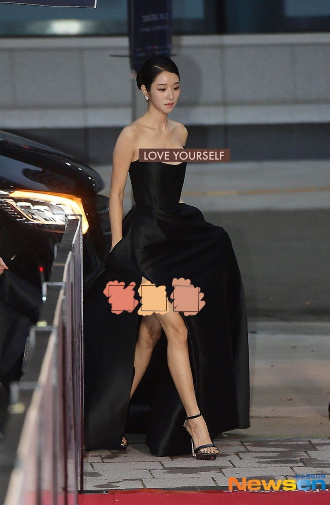 徐睿知鱼骨谷胸装救釜山红毯,同样是裹胸开衩裙,金贤雅却穿成了大妈