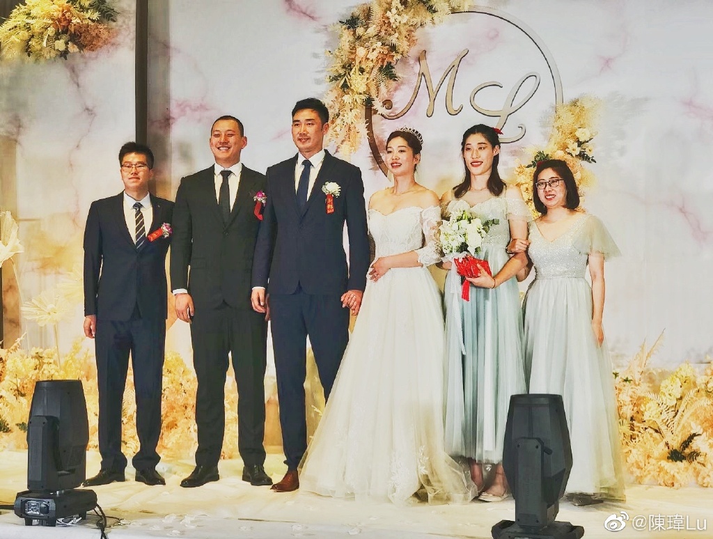 从照片可以看到,刘晓彤站在新娘身边,手持捧花,妆容精致明艳动人,被